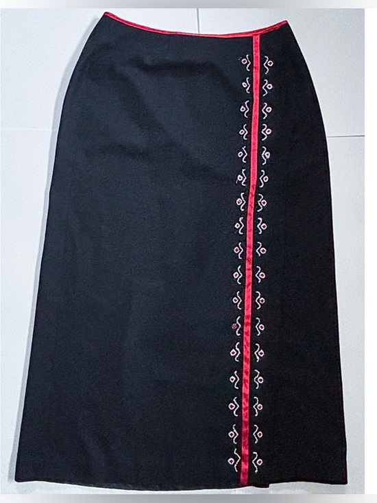 Dresses & Skirts - Vintage Wool Blend Wrap Skirt with Yarn Embroidery Fits 10 12 Art To Wear Boho